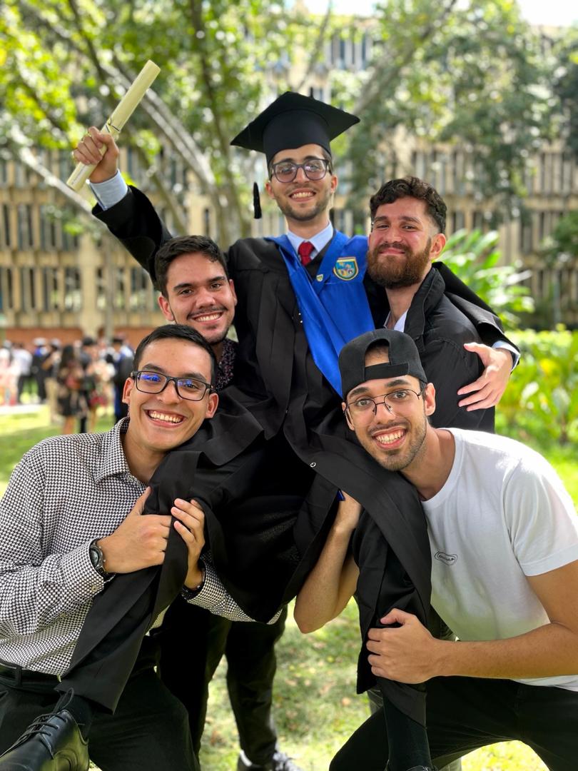 El grupo en la graduación de David